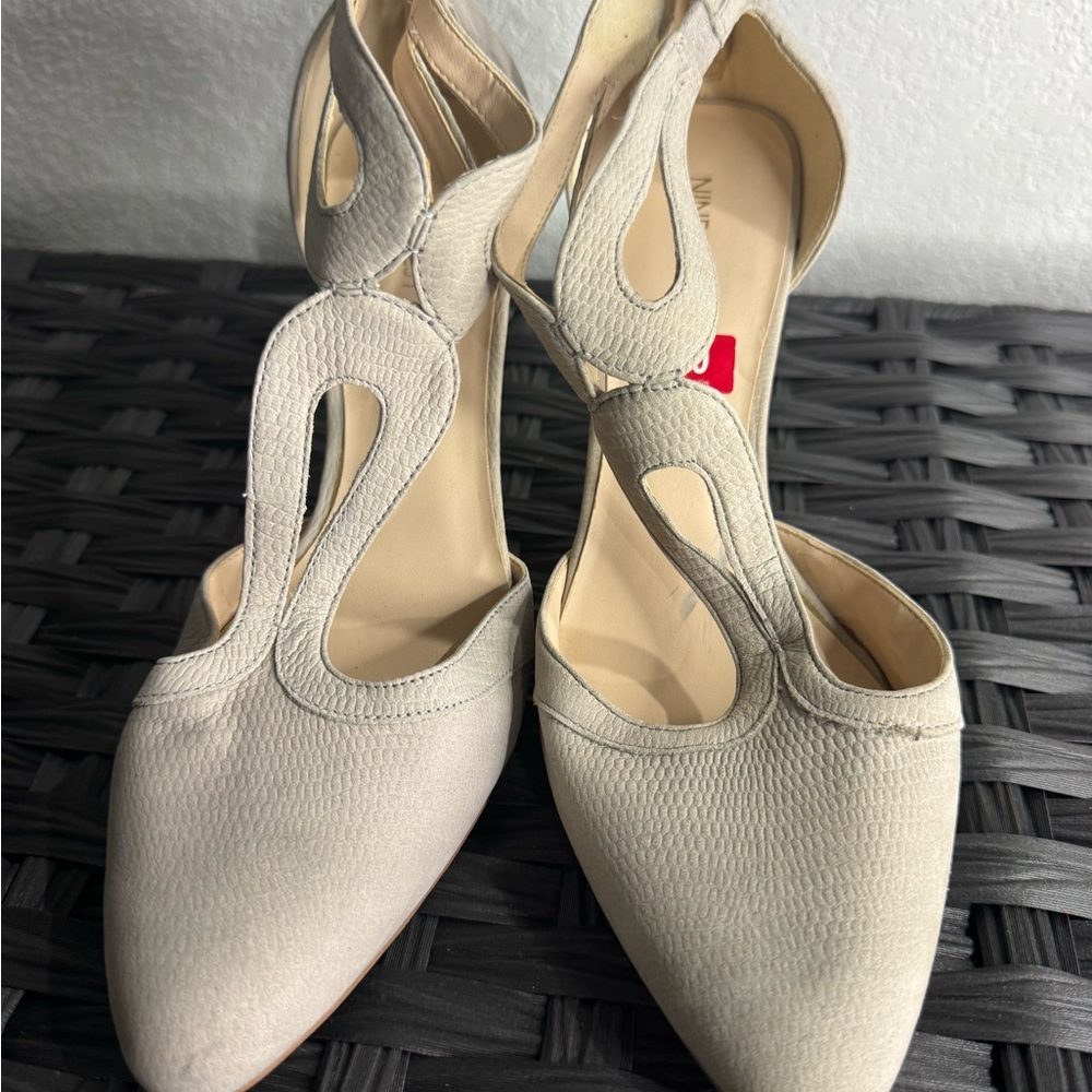 Nine West Grayish 10W two inch Heels with Textured Design